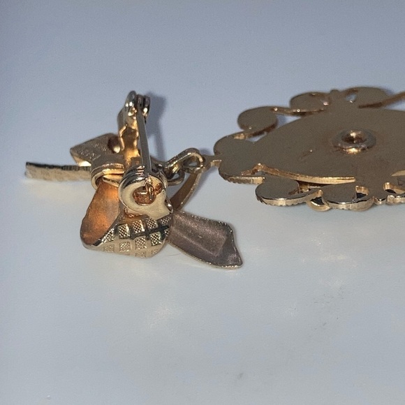 Vtg Gold Tone Bow Black & Gold Lucite Rickshaw Scene Brooch 2.1” - Picture 5 of 6